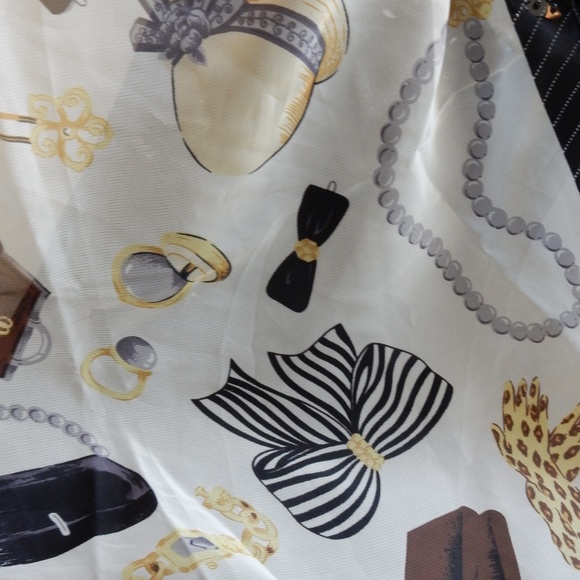 New Never Worn 22 x 21 Scarf - Picture 3 of 3